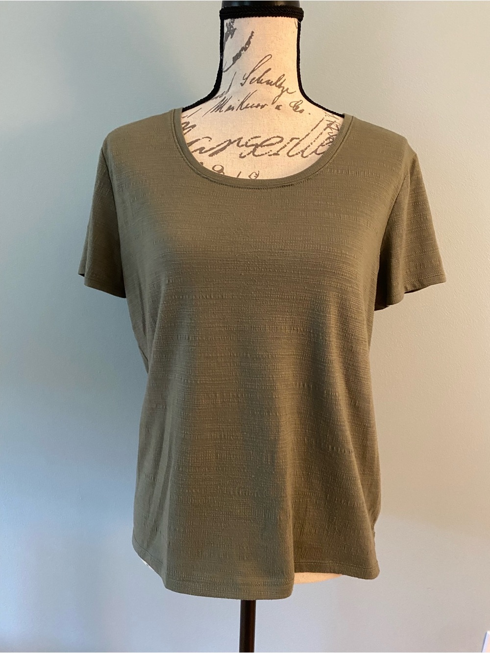 Olive Short Sleeve Scoop Neck Women's Top Size Medium